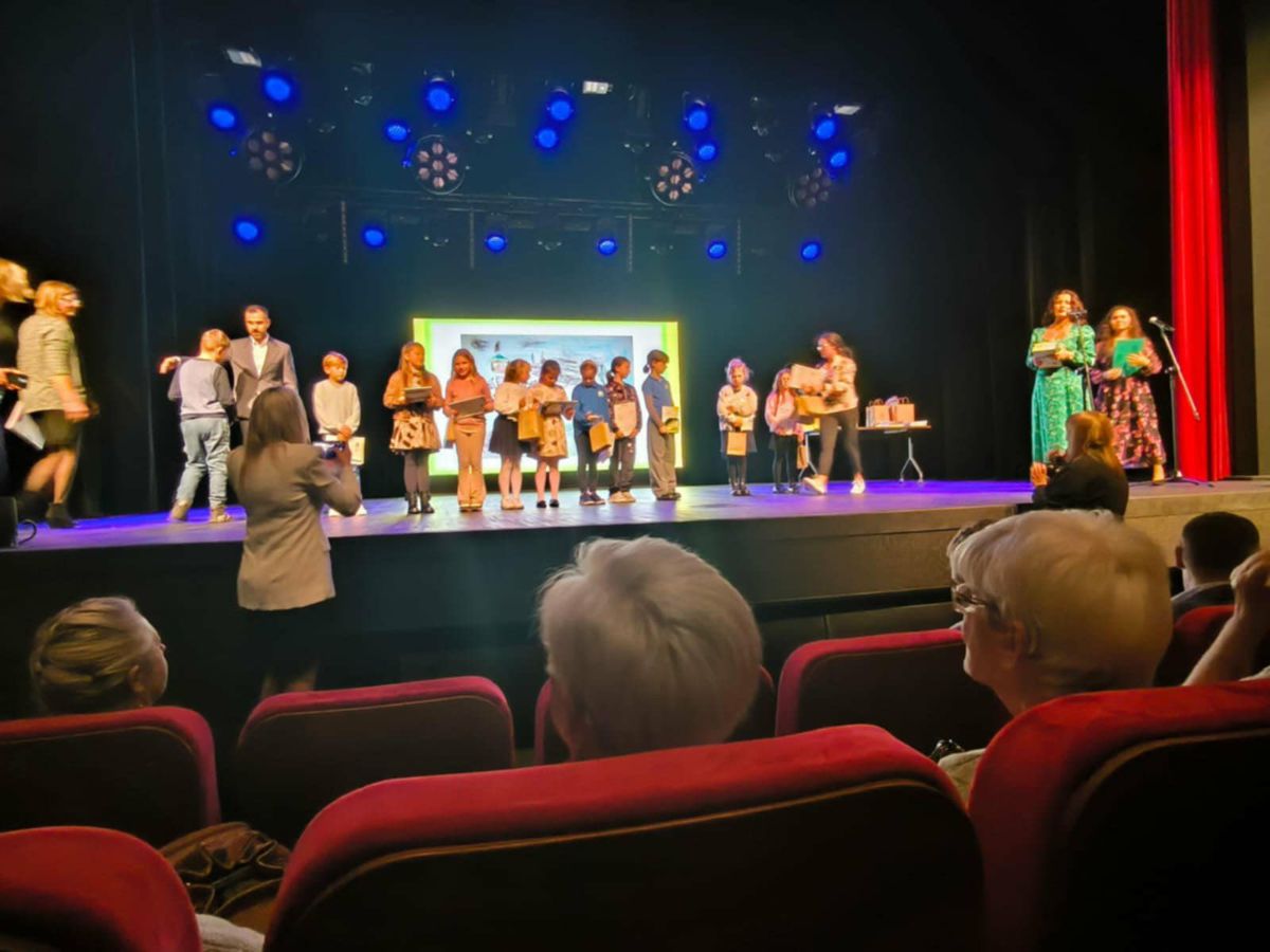 Zdjęcie: Wręczenie naród dla laureatów konkursu w Policach
