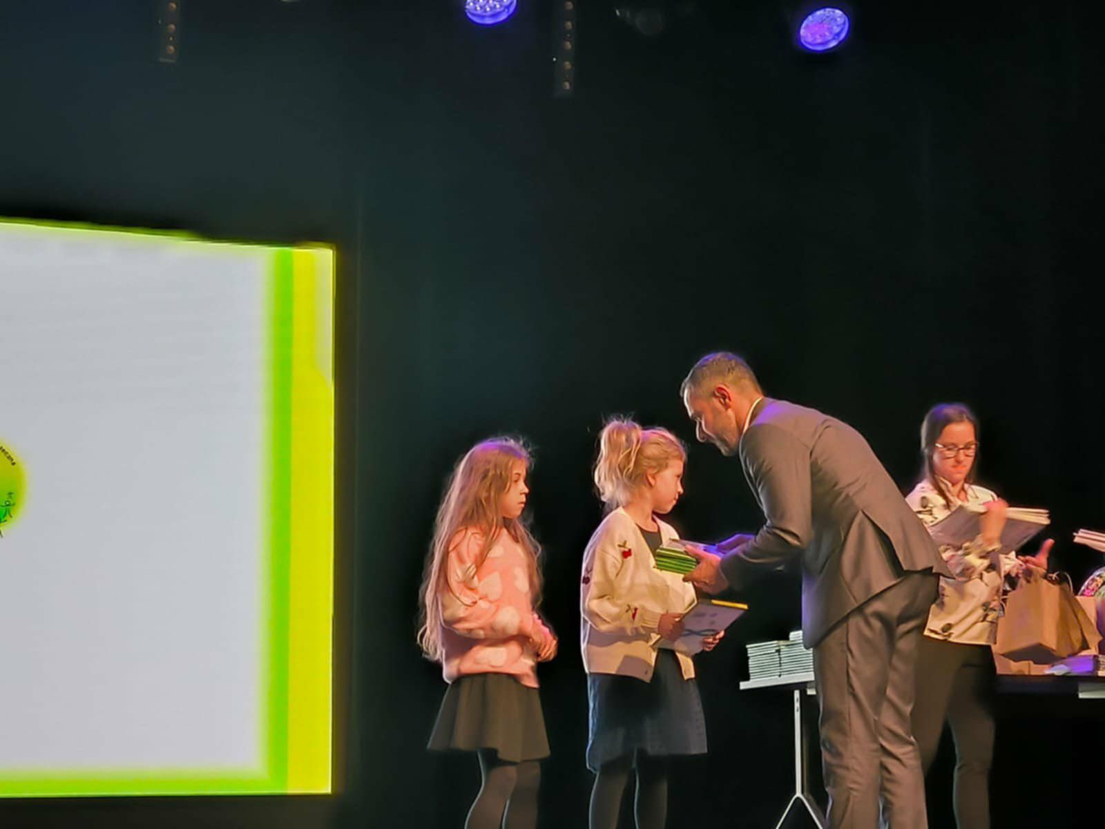 Zdjęcie: Uroczystość w Policach nagrodzenia laureatów konkursu plastycznego.